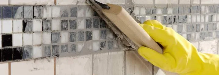 Fliesen werden mithilfe eines Fuggummis verfugt